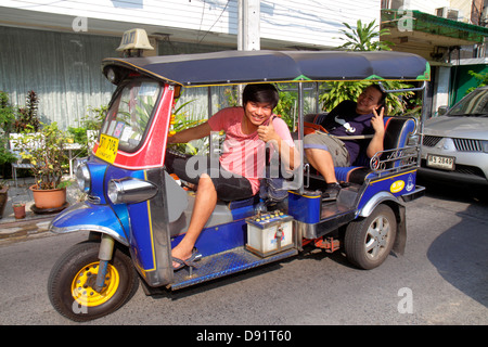 Bangkok Thaïlande,Thai,Pathum WAN,soi Kasemsan 1,Rama 1 Road,homme asiatique hommes,conducteur,passagers rider riders,taxi,auto rickshaw,tuk-tuk,sam Banque D'Images