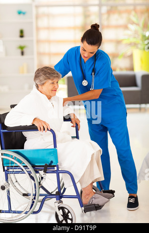 Aider les aidants familiaux amical senior woman sur fauteuil roulant Banque D'Images