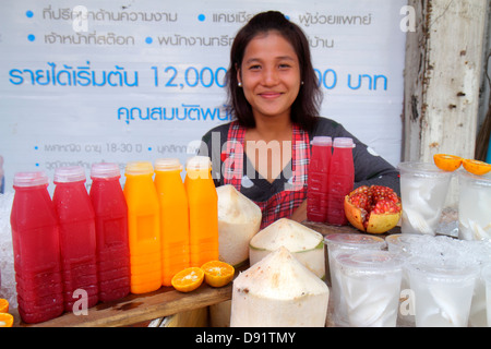 Thaïlande,Thai,Bangkok,Pathum WAN,Rama 1 Road,femme asiatique femmes,rue,vendeurs,stall stands stand marché acheteur achat, travail,travail Banque D'Images