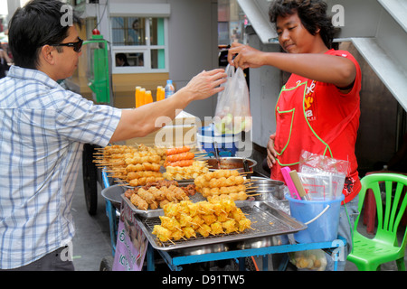 Thaïlande,Thai,Bangkok,Pathum WAN,Rama 1 Road,homme asiatique hommes,vendeurs,stall stalles stand acheteur de marché acheter vendre,rue,nourriture,rue,sidew Banque D'Images