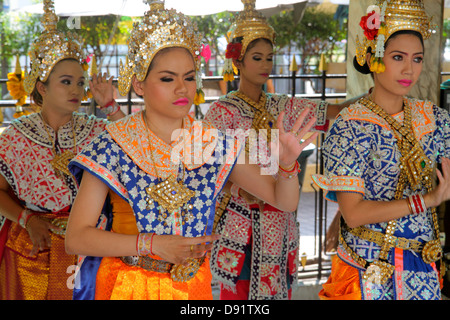 Bangkok Thaïlande,Thai,Pathum WAN,Ratchadamri,CentralWorld Plaza,Erawan Shrine,Hindou,bindi,religion,religieux,thaï,troupe de danse,danseurs,Asiatiques et Banque D'Images