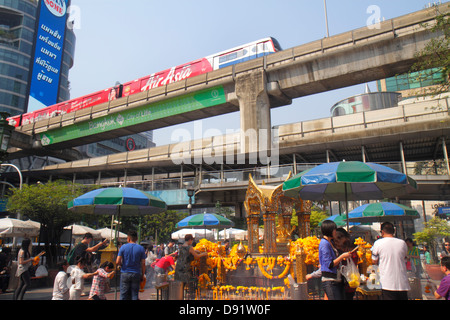 Thaïlande,Thai,Bangkok,Pathum WAN,Ratchadamri,CentralWorld Plaza,Erawan Shrine,Hindou,bindi,statue,Phra Phrom,Brahma,religion,religion,Bangkok Mass Tra Banque D'Images