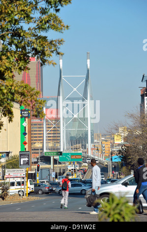Vue de Nelson Mandela bridge dans le centre de Johannesburg. Banque D'Images