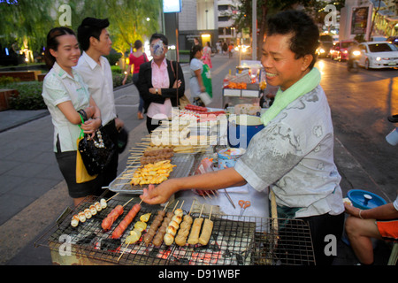 Thaïlande,Thai,Bangkok,Pathum WAN,Rama 1 Road,homme asiatique hommes hommes,femme femmes,vendeurs,stall stands stand acheteur de marché acheter vente,plat Banque D'Images