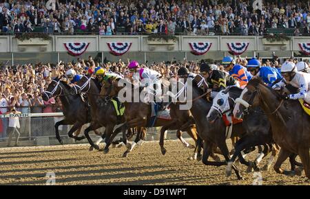 Elmont, New York, USA. 8 juin, 2013. Le champ traverse les stands pour la première fois dans la S. Belmont (Grade I) sur Belmont Stakes journée au parc Belmont à Elmont, New York le 7 juin 2013. (Crédit Image : Crédit : Scott Serio/Eclipse/ZUMAPRESS.com/Alamy Live News) Banque D'Images