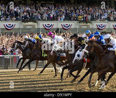Elmont, New York, USA. 8 juin, 2013. Le champ traverse les stands pour la première fois dans la S. Belmont (Grade I) sur Belmont Stakes journée au parc Belmont à Elmont, New York le 7 juin 2013. (Crédit Image : Crédit : Scott Serio/Eclipse/ZUMAPRESS.com/Alamy Live News) Banque D'Images