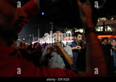 Istanbul, Turquie. 8 juin, 2013. Protestation sur la place Taksim à Istanbul, le samedi 8 juin 2013. Istanbul a vu des protestations sur la rage pendant des jours, avec deux manifestants et un policier tués. Une dure répression par la police sur une petite campagne pour sauver un parc d'Istanbul le 31 mai déclenché protestation contre Erdogan. Credit : Konstantinos Tsakalidis/Alamy Live News Banque D'Images