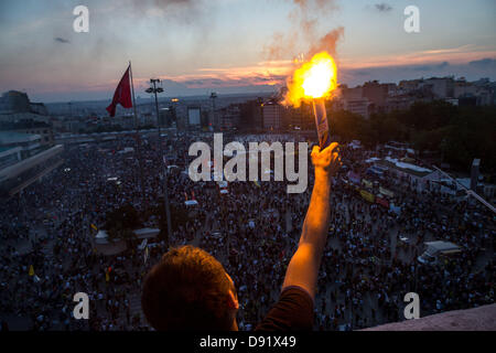 Istanbul, Turquie. 8 juin, 2013. Protestation sur la place Taksim à Istanbul, le samedi 8 juin 2013. Istanbul a vu des protestations sur la rage pendant des jours, avec deux manifestants et un policier tués. Une dure répression par la police sur une petite campagne pour sauver un parc d'Istanbul le 31 mai déclenché protestation contre Erdogan. Credit : Konstantinos Tsakalidis/Alamy Live News Banque D'Images