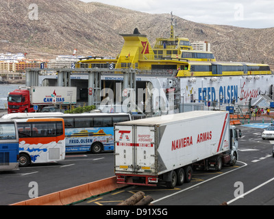 Fred Olsen Trimaran chargement au port de ferry de Los Cristianos, au sud de la ville de Tenerife, Îles Canaries Espagne Banque D'Images