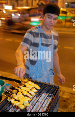 Thaïlande,Thai,Bangkok,Pathum WAN,soi Kasemsan 1,Rama 1 Road,homme asiatique hommes,nuit soir,cuisine de rue,vendeurs,stall stands stand stand marché,cuisinier Banque D'Images