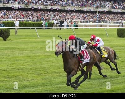 Elmont, New York, USA. 8 juin, 2013. Point d'entrée, monté par John Velazquez, gagne le Woodford Reserve Manhattan H. (Grade I) sur Belmont Stakes journée au parc Belmont à Elmont, New York le 7 juin 2013. (Crédit Image : Crédit : Scott Serio/Eclipse/ZUMAPRESS.com/Alamy Live News) Banque D'Images