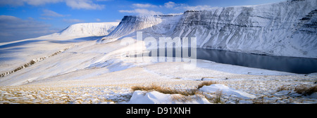 Llyn y Fan Fach Llanddeusant (Y Mynydd Du) Montagne Noire Parc national de Brecon Beacons Carmarthenshire au Pays de Galles en hiver Banque D'Images