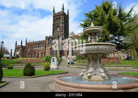 St Peter's Collegiate Church et jardins, Wolverhampton, West Midlands, England, United Kingdom Banque D'Images