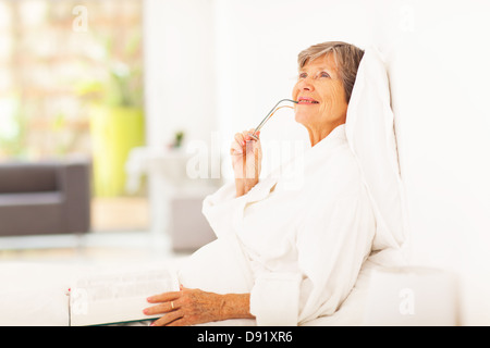 Woman daydreaming Banque D'Images