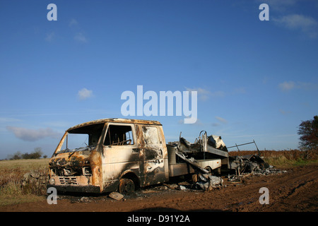 Les vestiges d'une chariot sur une route rurale, le chariot a été convertie en un camping-car. Décembre 2004 Banque D'Images