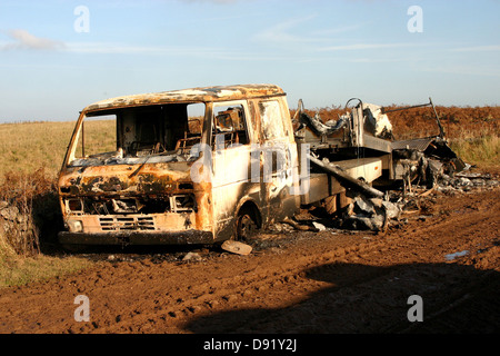 Les vestiges d'une chariot sur une route rurale, le chariot a été convertie en un camping-car. Décembre 2004 Banque D'Images