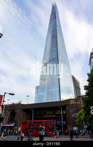 Le Shard - (aka tesson de verre, le Shard London Bridge, et anciennement London Bridge Tower) Côté nord, plus de la Station London Bridge Banque D'Images