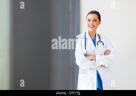 Jolie jeune femme médecin portrait in office Banque D'Images