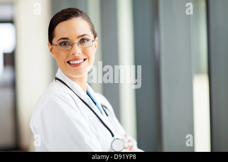 Jolie femme médecin généraliste portrait in office Banque D'Images