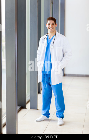 Travailleur de l'hôpital de sexe masculin dans scrubs full length portrait Banque D'Images