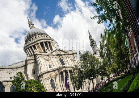 Reflet de la Cathédrale St Paul sur un métal cannister. Londres, Angleterre. Banque D'Images