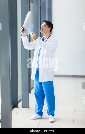 Médecin à la recherche de x-ray film à l'hôpital Banque D'Images