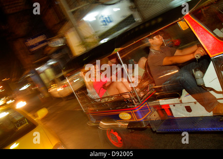 Bangkok Thaïlande, Thai, Pom PRAP Sattru Phai, Thanon Bamrung Muang, nuit nocturne après la nuit, taxi, auto rickshaw, tuk-tuk, sam-lor, asiatique asiatique Banque D'Images