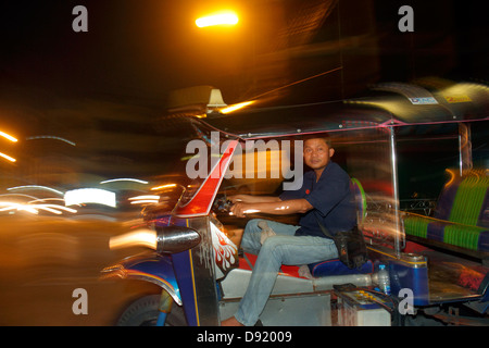 Bangkok Thaïlande, Thai, Pom PRAP Sattru Phai, Thanon Bamrung Muang, nuit nocturne après la nuit, taxi, auto rickshaw, tuk-tuk, sam-lor, asiatique asiatique Banque D'Images