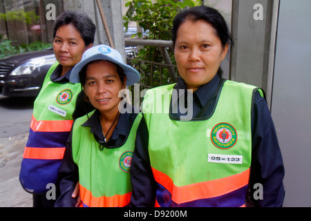 Bangkok Thaïlande,Thai,Pathum WAN,Rama 1 Road,femme asiatique femmes,ville,employés,uniforme,balayeuse,nettoyage,travail,travail,travail,travail,Thai130211002 Banque D'Images