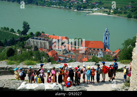 Les élèves visiter les ruines du château au-dessus de Durnstein, sur le Danube dans la région de Wachau, Autriche Banque D'Images