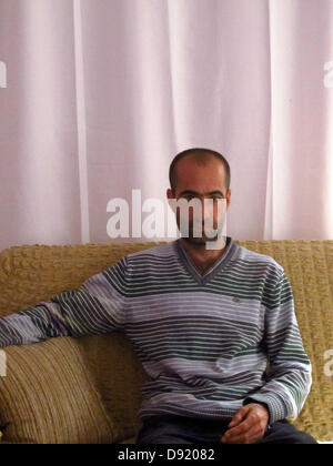 (Dossier) - Un fichier photo datée du 29 mai 2013 montre farmer Yunus Turgut assis dans son salon en Kayalik, Turquie. Il est documenté que Yunus a été abattu par des terroristes de la 'Underground' national-socialiste (NSU) en février 2004 à Rostock. Mais Yunus est vivant : dans sa jeunesse Yunus échangé son passeport avec son frère Mehmet, tout en vivant en Turquie. Par conséquent responsables allemands ont cru mort. Photo : NURI ALMAK Banque D'Images