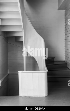 B&W image d'un escalier intérieur bien dans le style d'Edward Weston. Pour l'utilisation par l'hospitalité et les designers d'intérieur. Banque D'Images