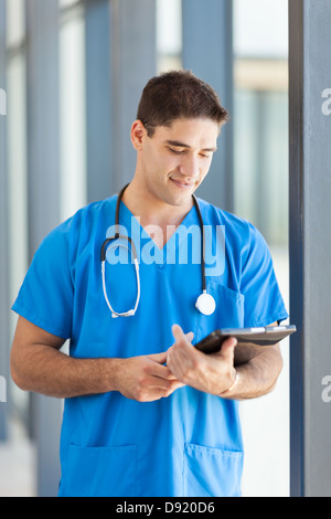 Homme travailleur médical using tablet computer in hospital Banque D'Images