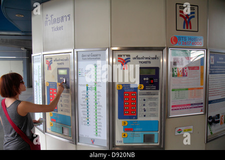 Thaïlande,Thai,Bangkok,Pathum WAN,Rama 1 Road,National Stadium Station,Bangkok Mass Transit System,BTS Skytrain,distributeur de billets,self service,ASI Banque D'Images