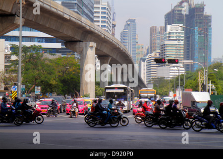 Thaïlande,Thai,Bangkok,Silom,Ratchadamri Road,Rama IV,Sala Deang Junction,intersection,Bangkok Mass Transit System,BTS Skytrain,trafic,motos,mot Banque D'Images