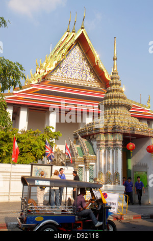 Bangkok Thaïlande,Thai,Phra Nakhon,Maha Rat Road,Wat Pho,Phra Chetuphon,temple bouddhiste,auto rickshaw,tuk-tuk,sam-lor,homme asiatique hommes,chauffeur,Thai130 Banque D'Images