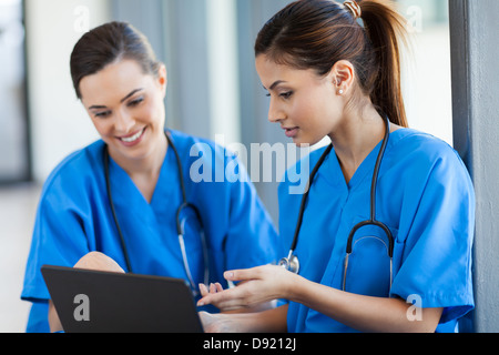 Deux belles femmes les travailleurs de la santé à l'aide d'ordinateur portable Banque D'Images