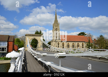 Marlow Suspension Bridge montrant l'église All Saints, Marlow, Buckinghamshire, Angleterre, Royaume-Uni Banque D'Images