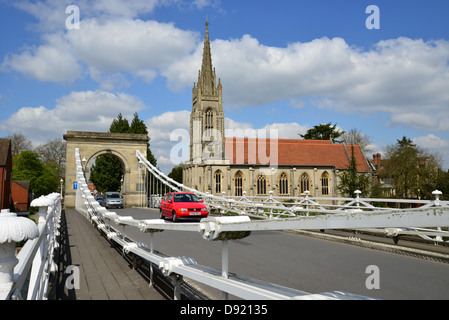 Marlow Suspension Bridge montrant l'église All Saints, Marlow, Buckinghamshire, Angleterre, Royaume-Uni Banque D'Images