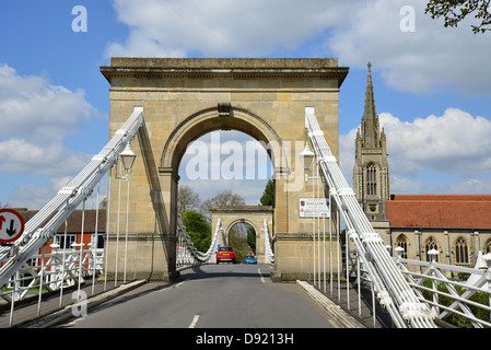 Marlow Suspension Bridge montrant l'église All Saints, Marlow, Buckinghamshire, Angleterre, Royaume-Uni Banque D'Images