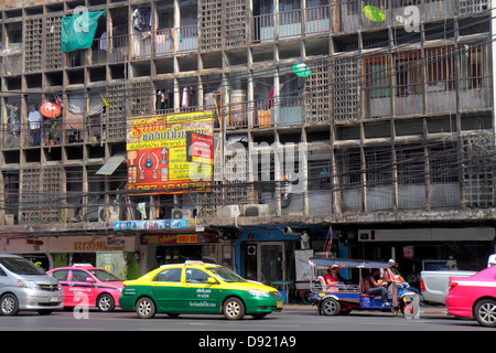 Bangkok Thaïlande,Thai,Ratchathewi,Pratunam,trafic,rue,taxi,tuk tuk,sale,condominium résidentiel appartements bâtiment bâtiments housi