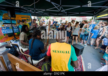 Varsovie, Pologne. 8 juin, 2013. La fête de rue annuelle Saska Kepa a attiré des milliers de visiteurs et des centaines de participants présentant des aliments et de la musique internationale, promouvoir les arts et l'artisanat. Même les joueurs de football américain étaient présents, ainsi qu'un groupe d'une pantomime d'Adolescent de l'écoles locales. Le quartier de Saska Kepa a été favorisée par les artistes, auteurs et compositeurs depuis près d'un siècle et a conservé son caractère. Crédit : Henryk Kotowski/Alamy Live News Banque D'Images