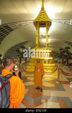 Bangkok Thaïlande,Thai,aéroport international Suvarnabhumi,BKK,terminal,porte,bouddhiste,sanctuaire,asiatique asiatique immigrants ethniques minorités,adulte adu Banque D'Images