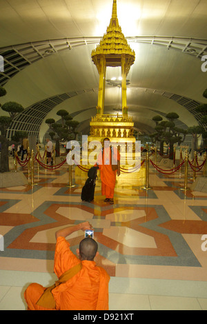 Bangkok Thaïlande,Thai,aéroport international Suvarnabhumi,BKK,terminal,porte,bouddhiste,sanctuaire,asiatique asiatique immigrants ethniques minorités,adulte adu Banque D'Images