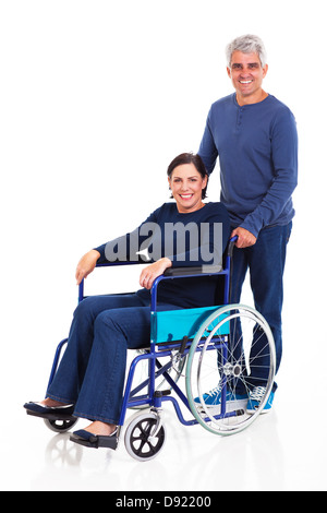 Smiling middle aged man pushing femme handicapée sur fauteuil roulant isolé sur fond blanc Banque D'Images