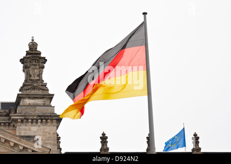 Grand drapeau allemand et petit drapeau de l'UE sur le toit du Reichstag Banque D'Images