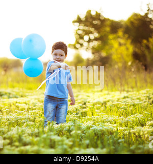 Portrait d'un petit garçon avec baloons dans le parc Banque D'Images