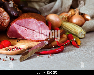 La viande fumée et les saucisses sur un tissu en lin Banque D'Images