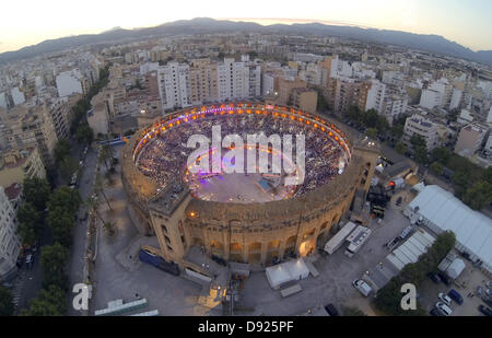 Document - un document photo prise avec une caméra à distance présente une vue de l'arène de corrida 'Coliseo Balear' au cours de l'émission de télévision 'Wanna bet que.. ?" (Wetten, dass.. ?) à Palma de Majorque, à Majorque, Espagne, 08 juin 2013. Photo : PATRICK SEEGER/ZDF/DPA () Banque D'Images