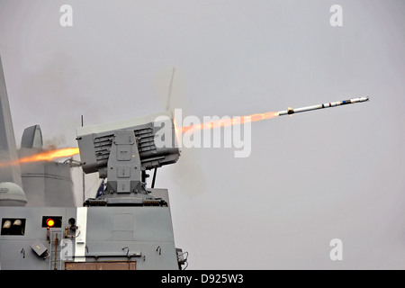 L'USS New Orleans tire un missile surface-air intercepter à partir d'un lanceur de missiles Cellule Matériel roulant au cours d'un exercice de tir réel 21 mai 2013 au large de la Californie. Banque D'Images